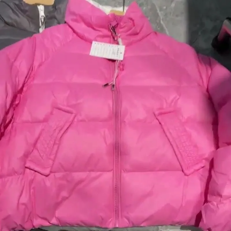 Kurtka puchowa odmładzająca, krótka, zimowa, ze stójką, lekka, z rękawami ze sznurkiem, modny design, wysoki poziom estetyczny.