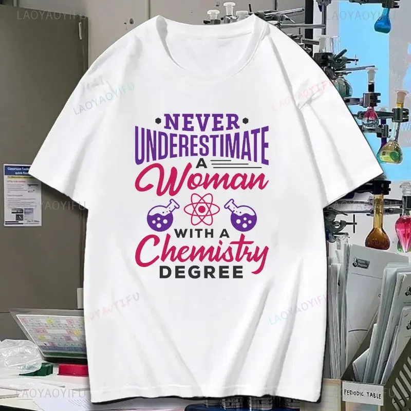 Never Underestimate A Womne Xith A Chemistry Degree Printed T-shirt Summer Fashion High Quality Cotton Short-sleev Camisetas