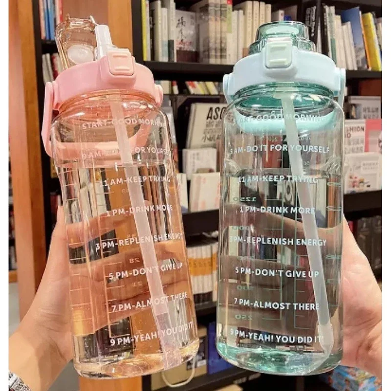 2 リットルウォーターボトルストロー付きキッズガールズラージポータブルボトルスポーツフィットネスカップ夏冷水モチベーションウォーターボトル