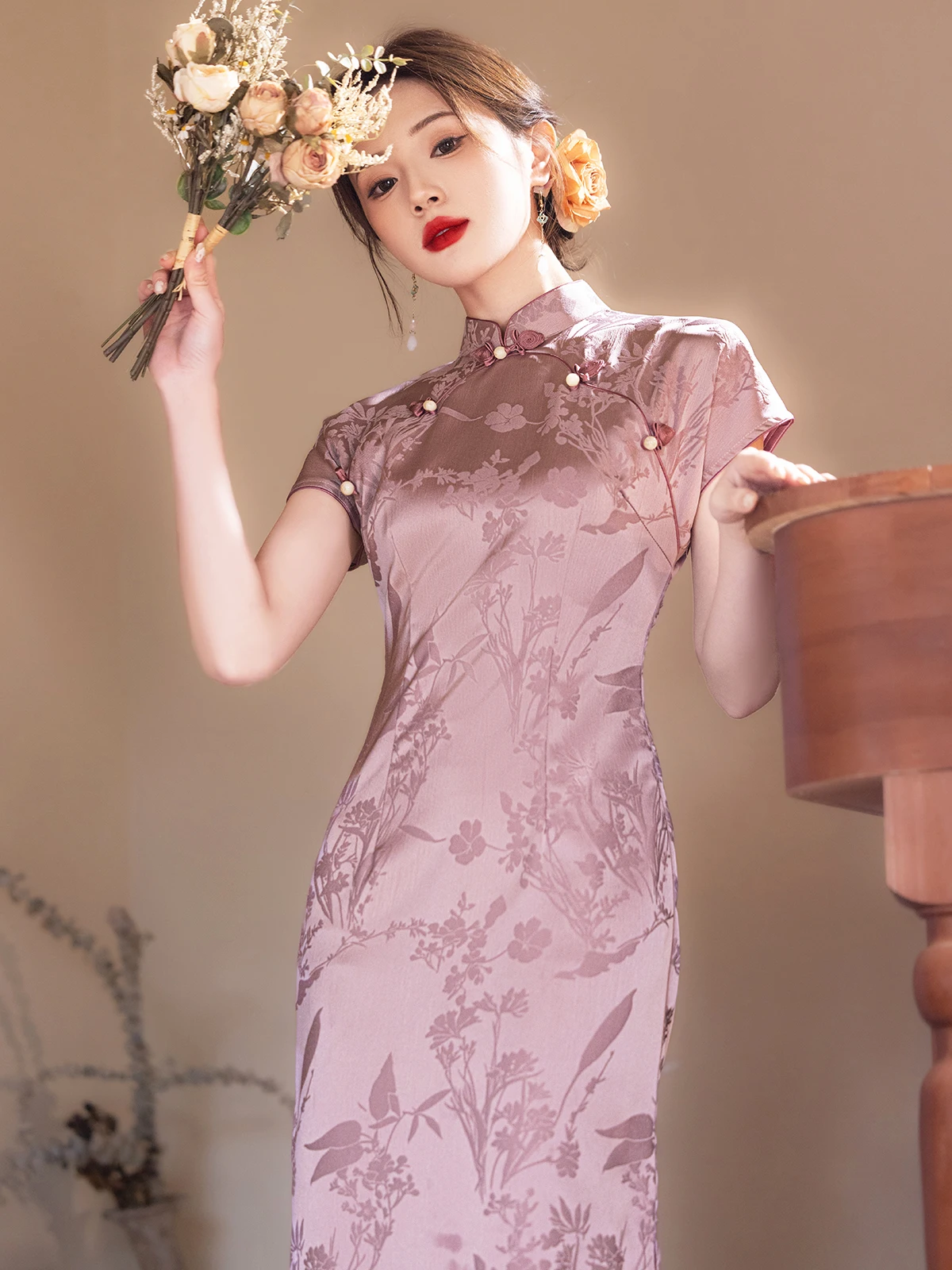 

Элегантное высококачественное розово-фиолетовое оригинальное ципао для молодых женщин, с эффектом утяжки талии, для повседневной носки, летняя новинка