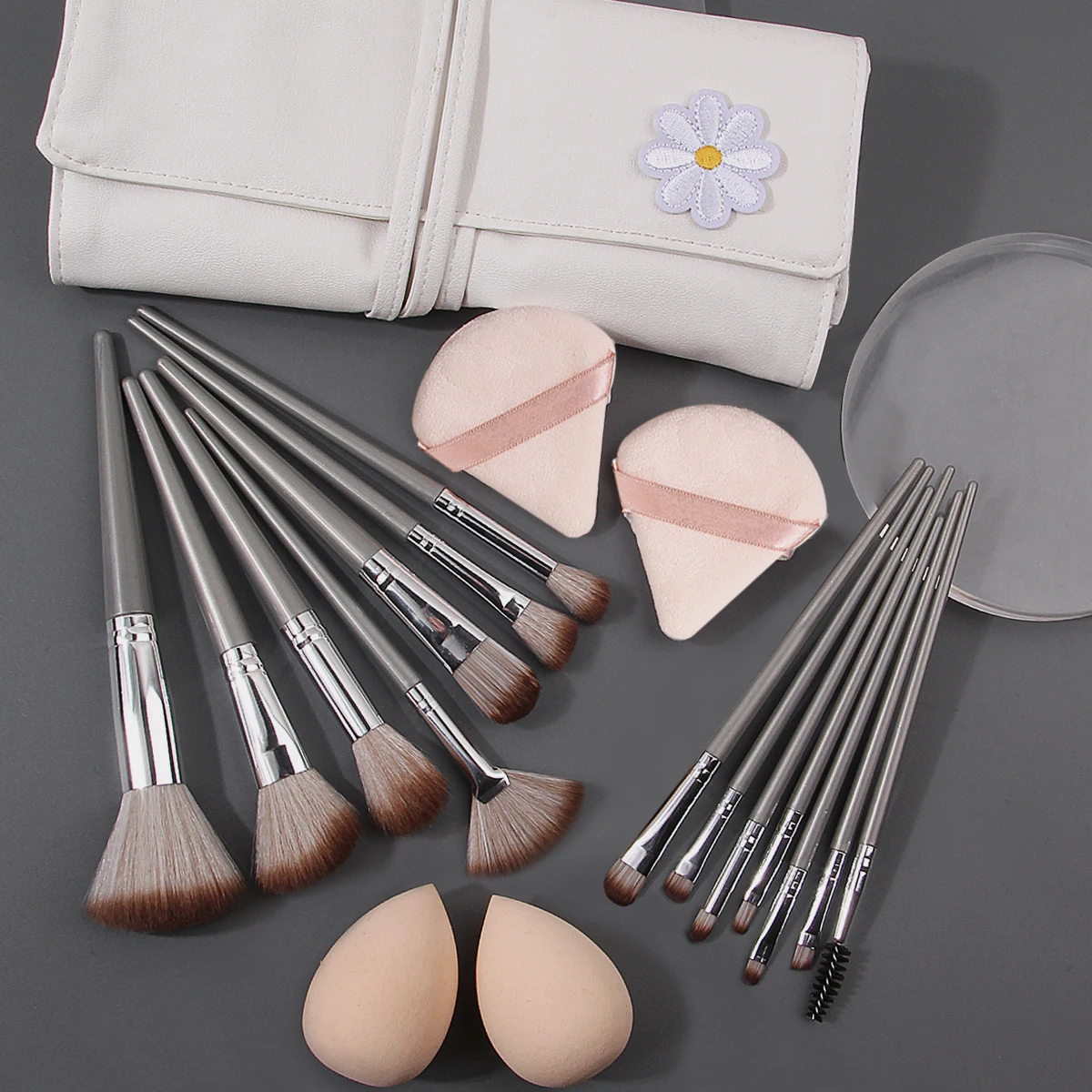 The 19PCS high-quality makeup brush set includes a multi-purpose facial brush, a soft sponge egg powder puff and a strap bag