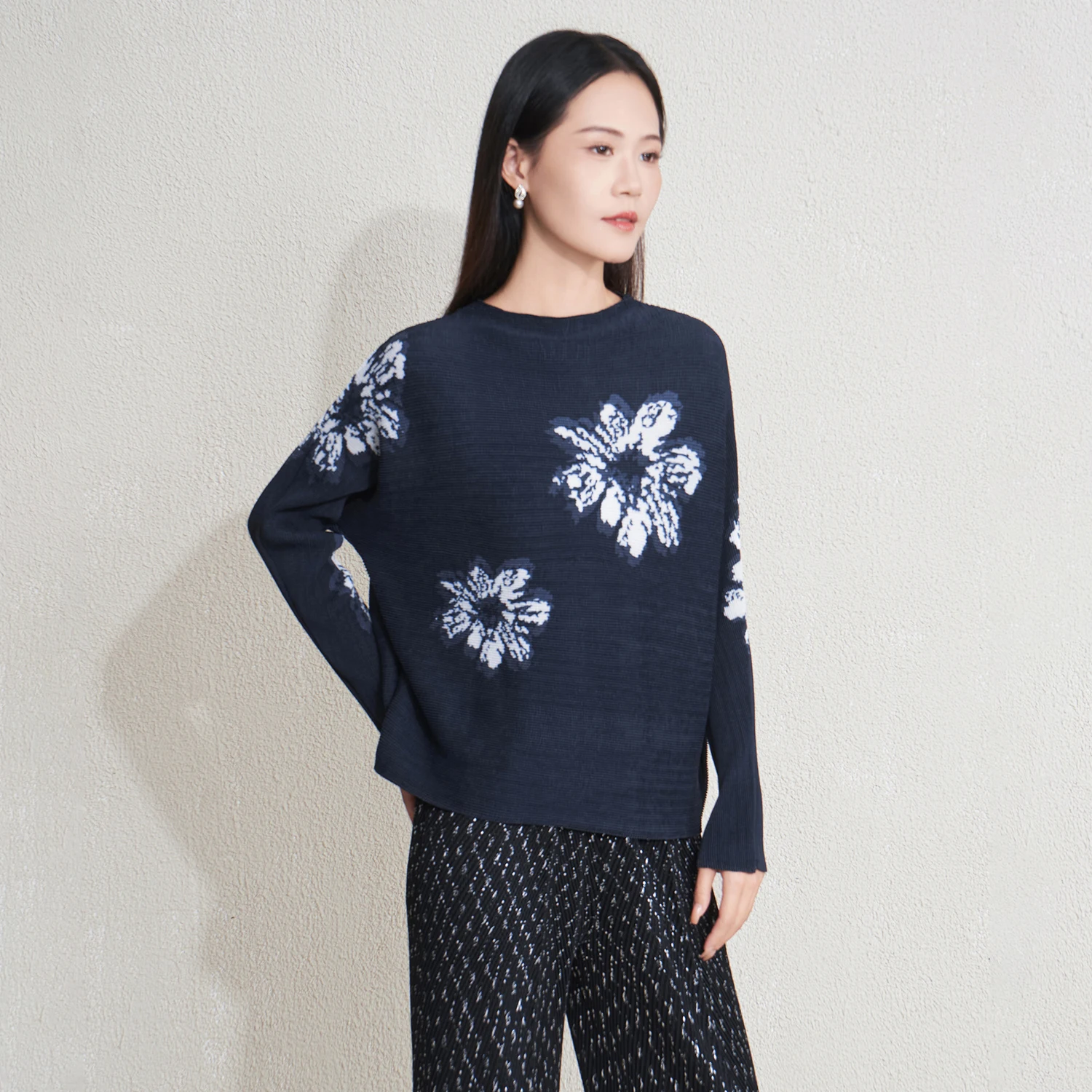 Elegant Floral Pattern Women's Miyake Pleated Top 2025 New Autumn Winter Loose Crew Neck Long Sleeve Casual Pullover Sweater
