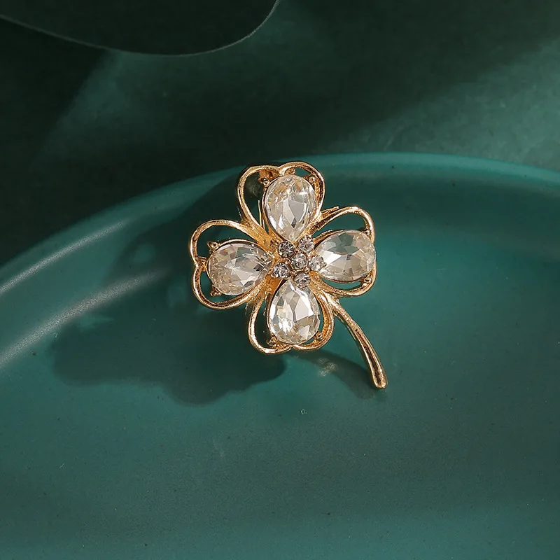 

2PC Korean version of fashion anti-light brooch, high-end sense light luxury, personalized crystal four-leaf clover small colla