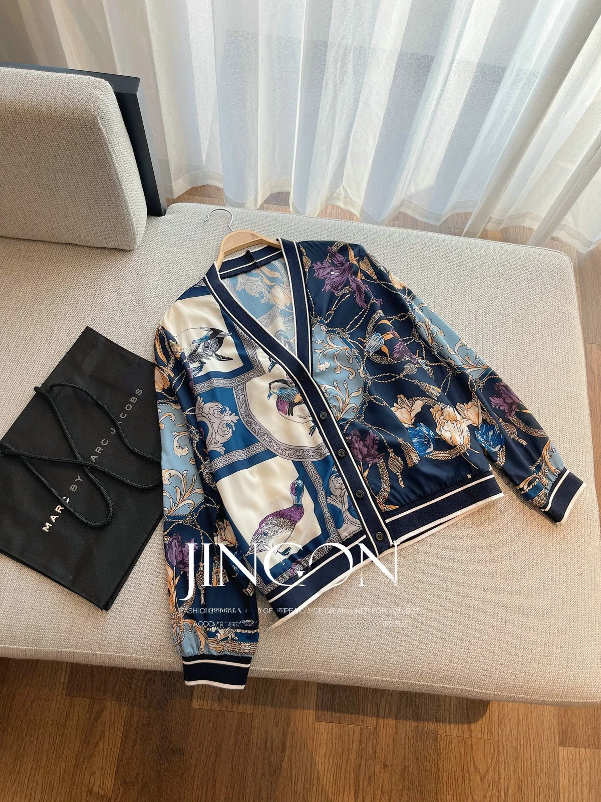 เสื้อผ้าสไตล์วินเทจ JINGONI คอวี แขนยาวทรงหลวมสำหรับผู้หญิง แฟชั่นฤดูใบไม้ผลิใหม่ สไตล์ฮ่องกง บรรยากาศสบายๆ