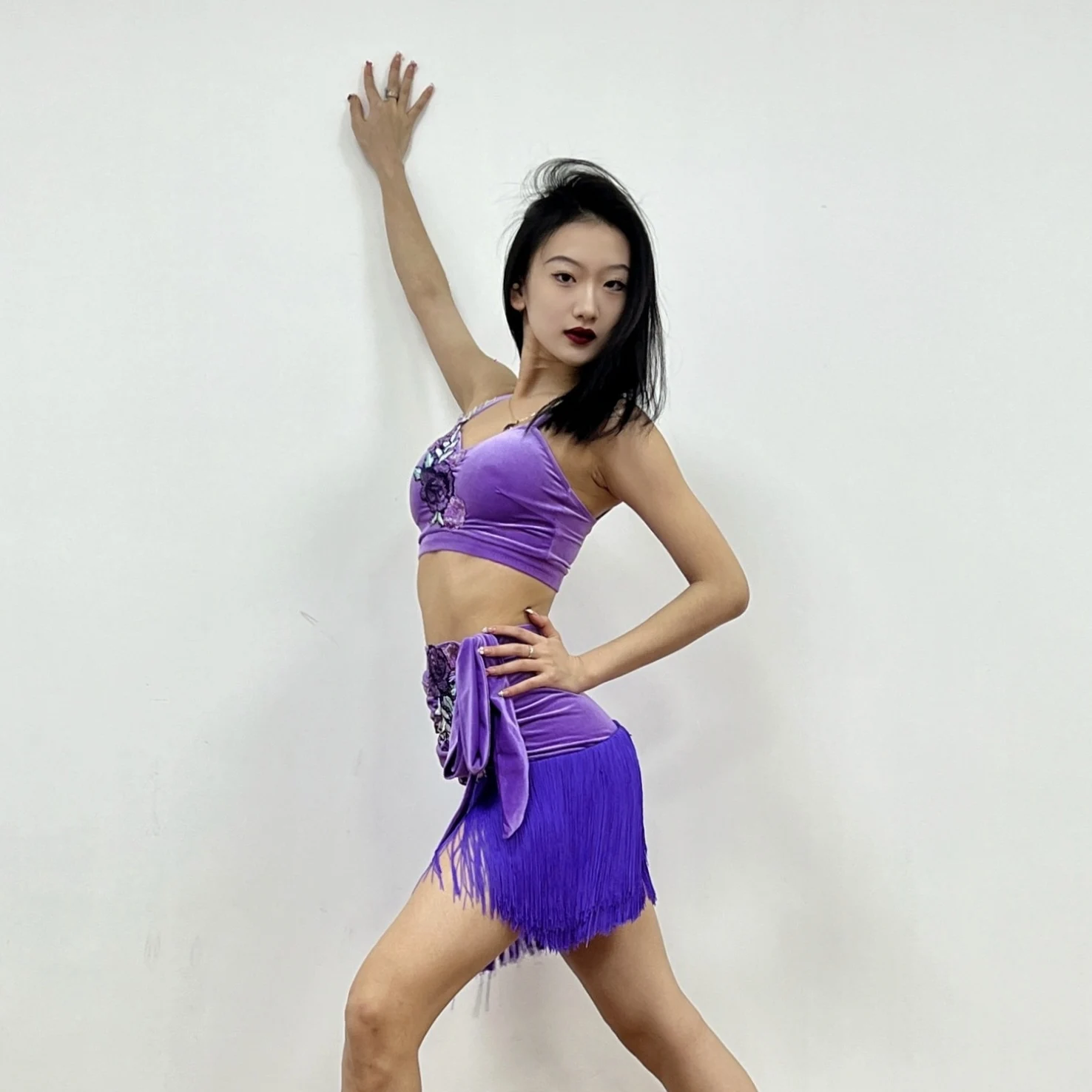 جديد ملابس الرقص اللاتينية النساء الأرجواني المخملية بلوزات قصيرة هامش تنورة الكبار تشا تشا رومبا السامبا أداء الرقص زي DNV23574