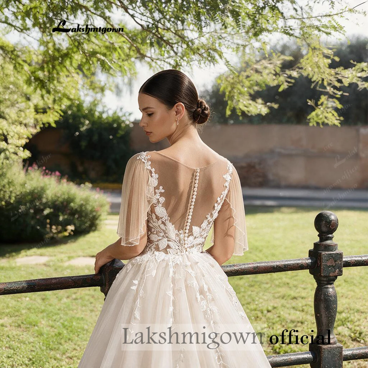 Romantisches Champagnerfarbenes A-Linien-Brautkleid mit Flatterärmeln, Transparenter 3D-Blumen-Spitze und Tüll, für Garten- und Outdoor-Hochzeiten, Robe De Mariée – Detail 8