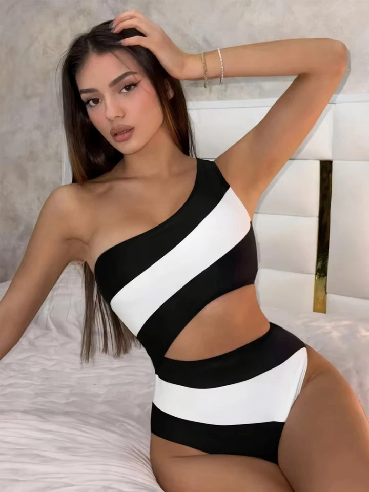 

Fashionable and sexy one-shoulder black and white patchwork bikini swimsuit