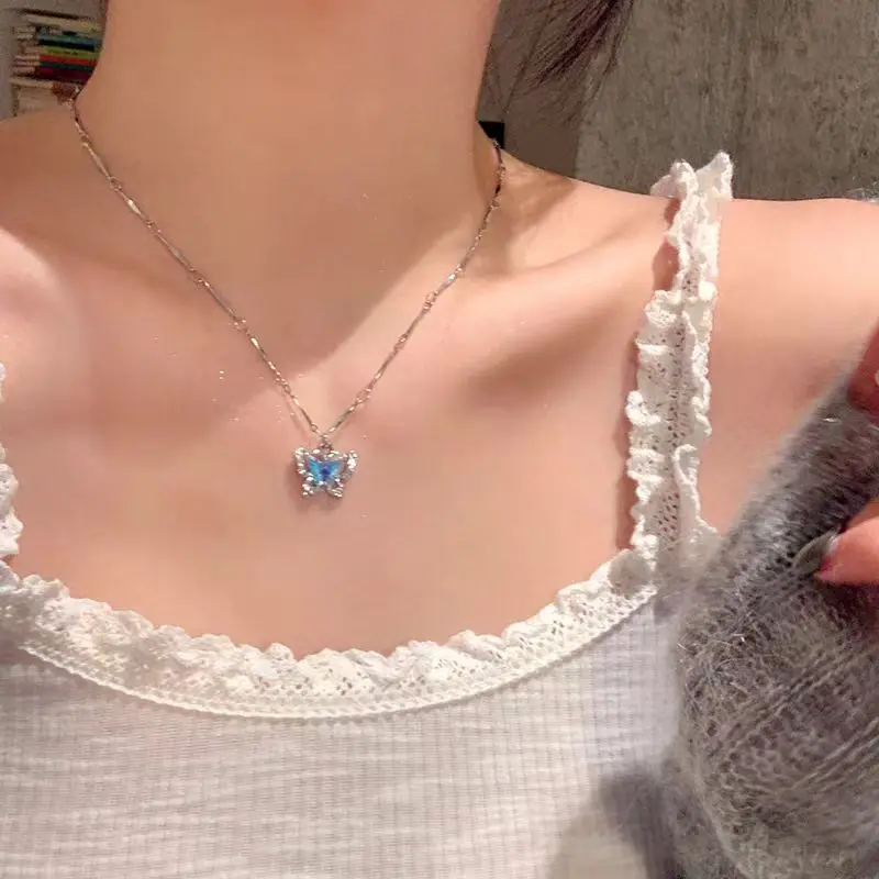 Romantische blaue Kristall-Schmetterlings-Halskette für Frauen, schlichter glänzender Zirkon-Doppelschicht-Anhänger, Choker, Schlüsselbeinkette, trendiges Schmuckgeschenk – Detail 5