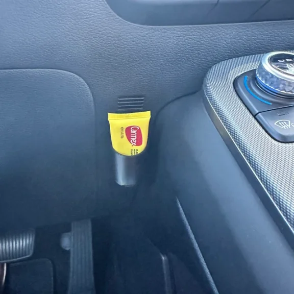 Soporte para bálsamo labial de coche CarChap, accesorios para coche, organizador de lápices labiales con dijes para coche, 1 unidad