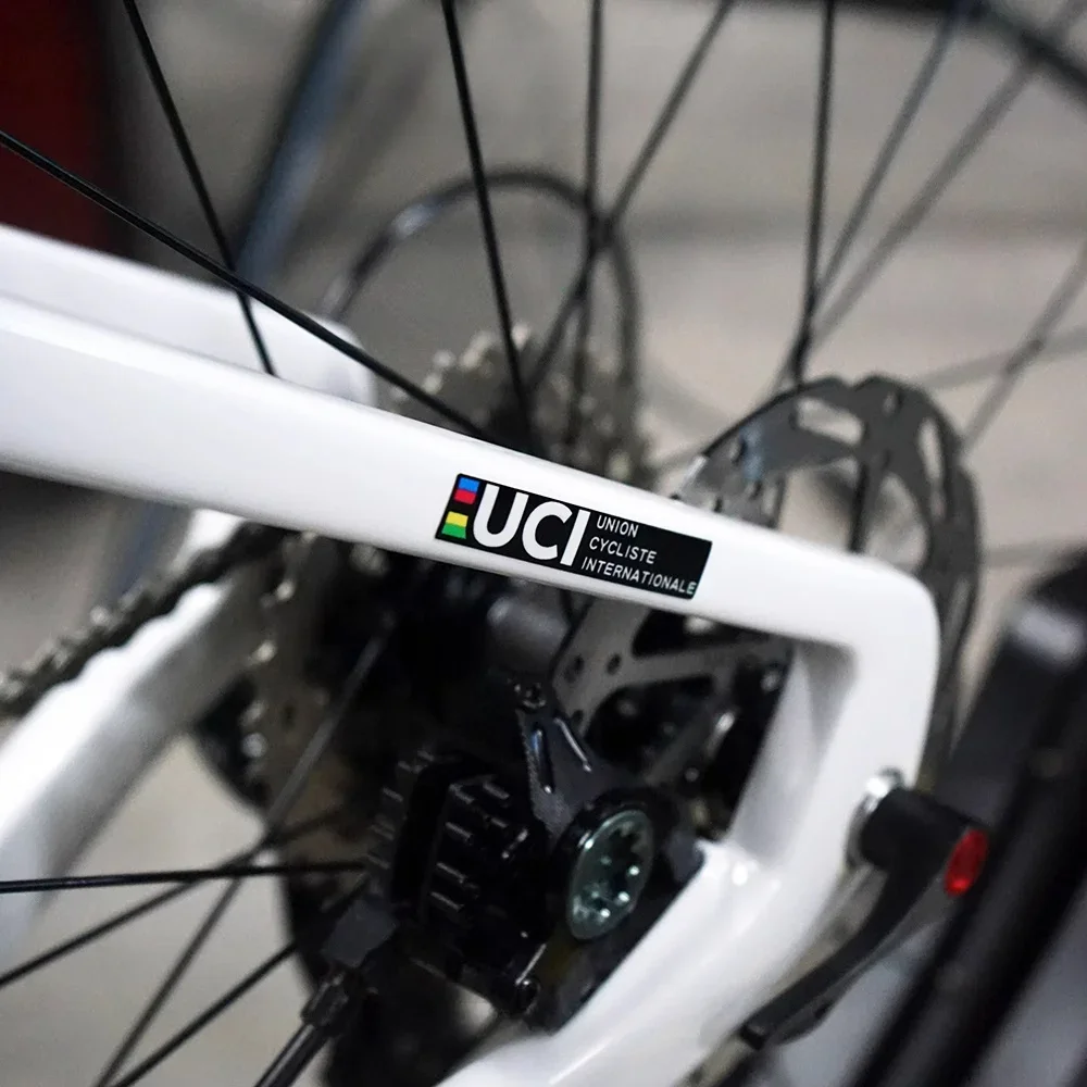 ملصق فني عصري "UCI Cycling Union"، مثالي لقفصان ركوب الدراجات وأغطية الكمبيوتر المحمول، يعرض ركوب الدراجات الاحترافي الرائع - مظهر تحت عنوان