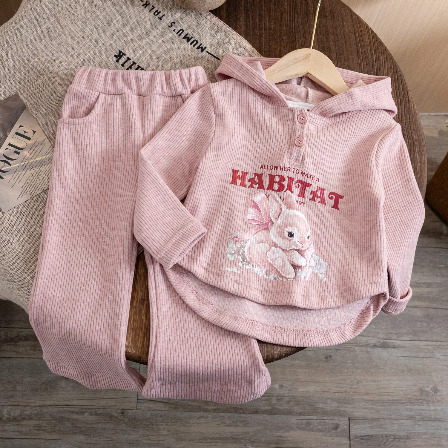 

Осенний комплект одежды для маленьких девочек из 2 предметов, свитшот с длинным рукавом и капюшоном с принтом кролика, однотонные ребристые расклешенные брюки, наряд для маленьких девочек