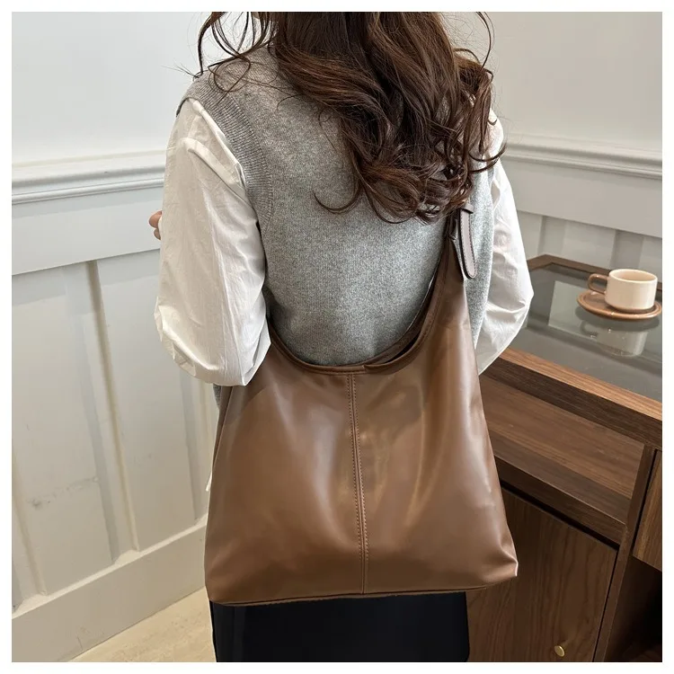 Large capacity commuting new winter popular 2025 solid color simple versatile fashion high sense texture casual single shoulder image 3