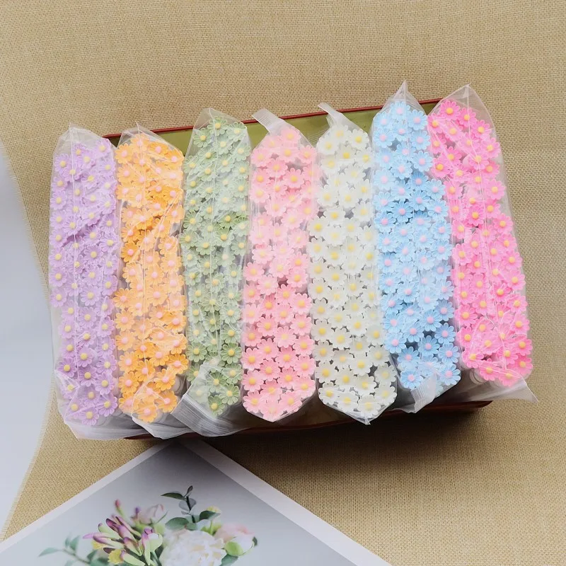 50Pcs Portable Disposable Daisy Flower Mascara Eyelash Brushes Dustproof Eyelash Extension Tool with Crystal Eyelash Brush Wand
