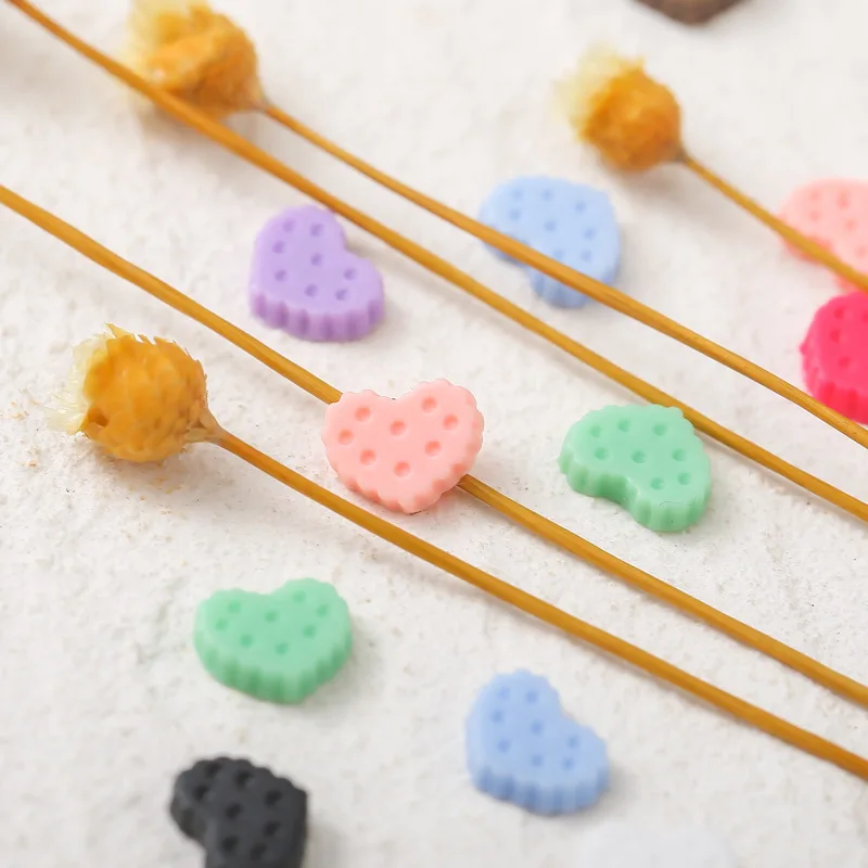 Joyería de uñas con decoración de diamantes de imitación de resina de fondo plano estilo corazón esmerilado color macarrón galleta de dibujos animados