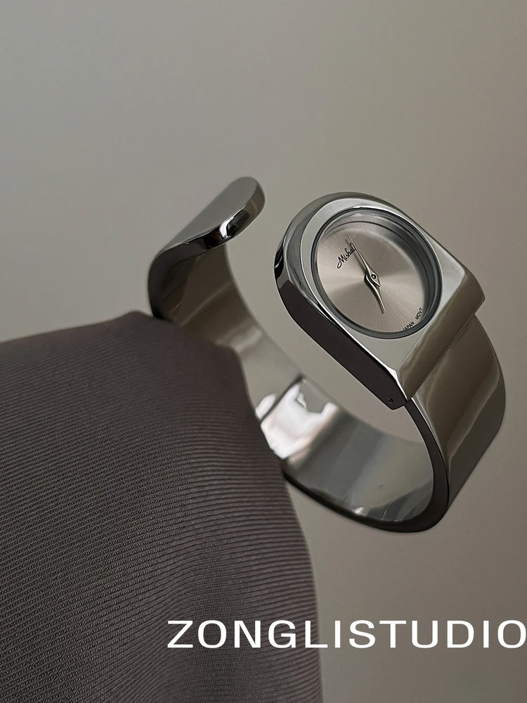 ساعة نسائية فاخرة أصلية، طراز سوار مربع بسيط، ساعة دائرية صغيرة معدنية راقية، ساعة يد عصرية.