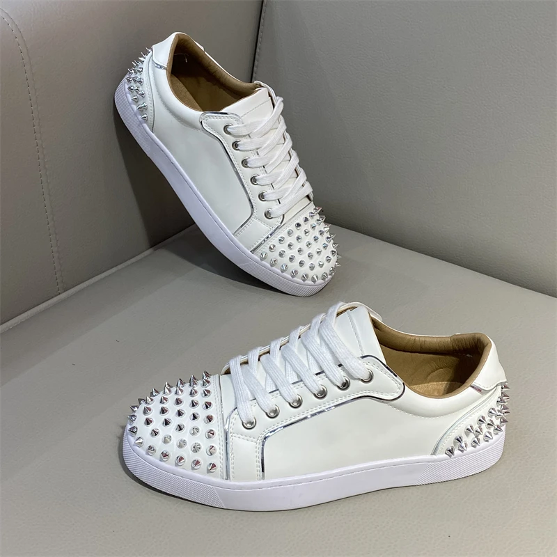 

Мужская модная обувь с заклепками, белая обувь на шнуровке, певица, DJ, сценическое платье, кроссовки на плоской подошве из натуральной кожи, дышащая дизайнерская обувь