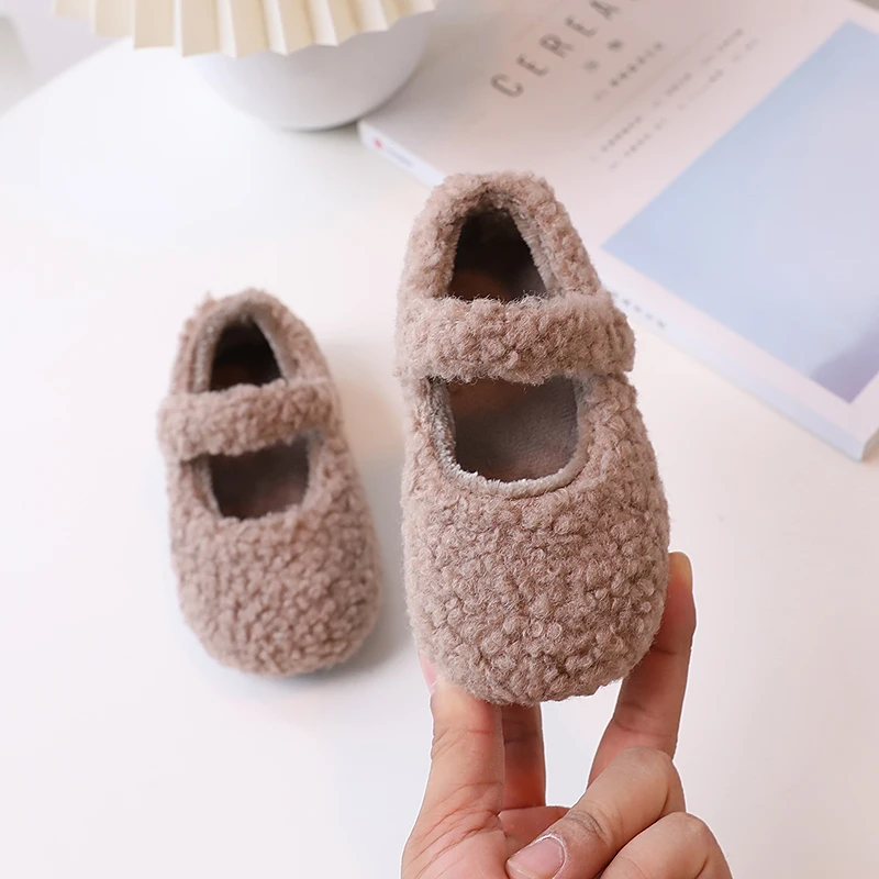 2025 شتاء جديد غطاء الفراء تو ضوء دافئ الاطفال حذاء كاجوال دافئ عدم الانزلاق الأطفال الشقق أفخم الترفيه مريح الفتيات الأحذية