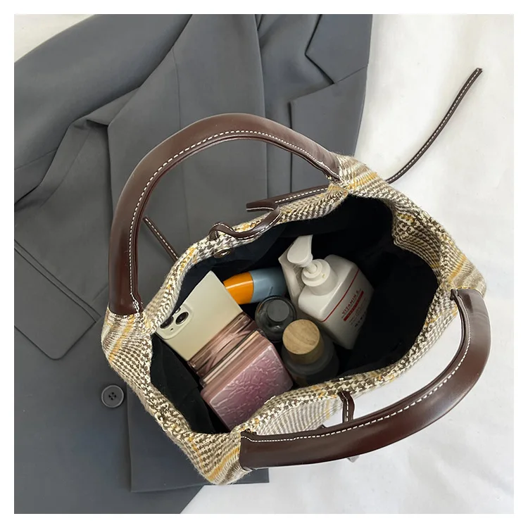 الاتجاه منقوشة عادية الألوان المتناقضة حقيبة كتف ريترو عصرية 2026 شتاء جديد الراقية مصمم تحت الإبط حقيبة نسائية