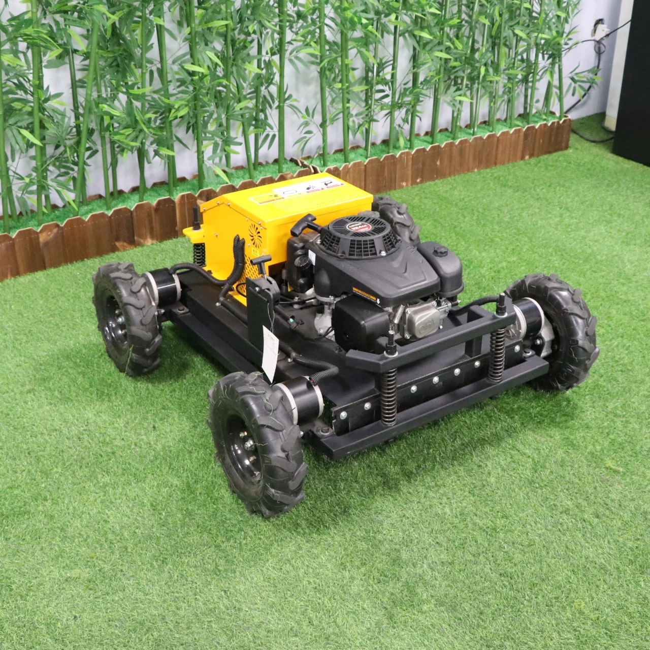Customized Remote-Controlled Tracked Lawn Mower with 60° Climbing, Orchard and Wasteland Weeding, All Terrain Weeding Machine