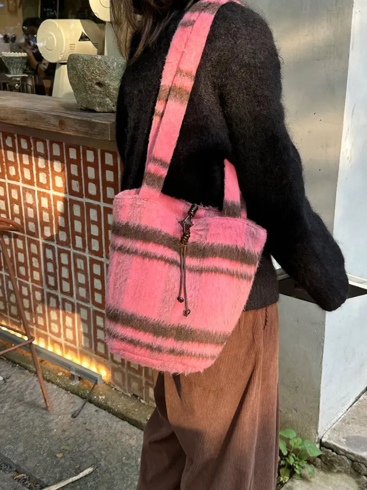 Women Y2k Fluffy Shoulder Bags Luxury Design Plaid Pink Bucket Bags Large Capacity Velvet Handbag Korean Fashion Winter Cute Bag