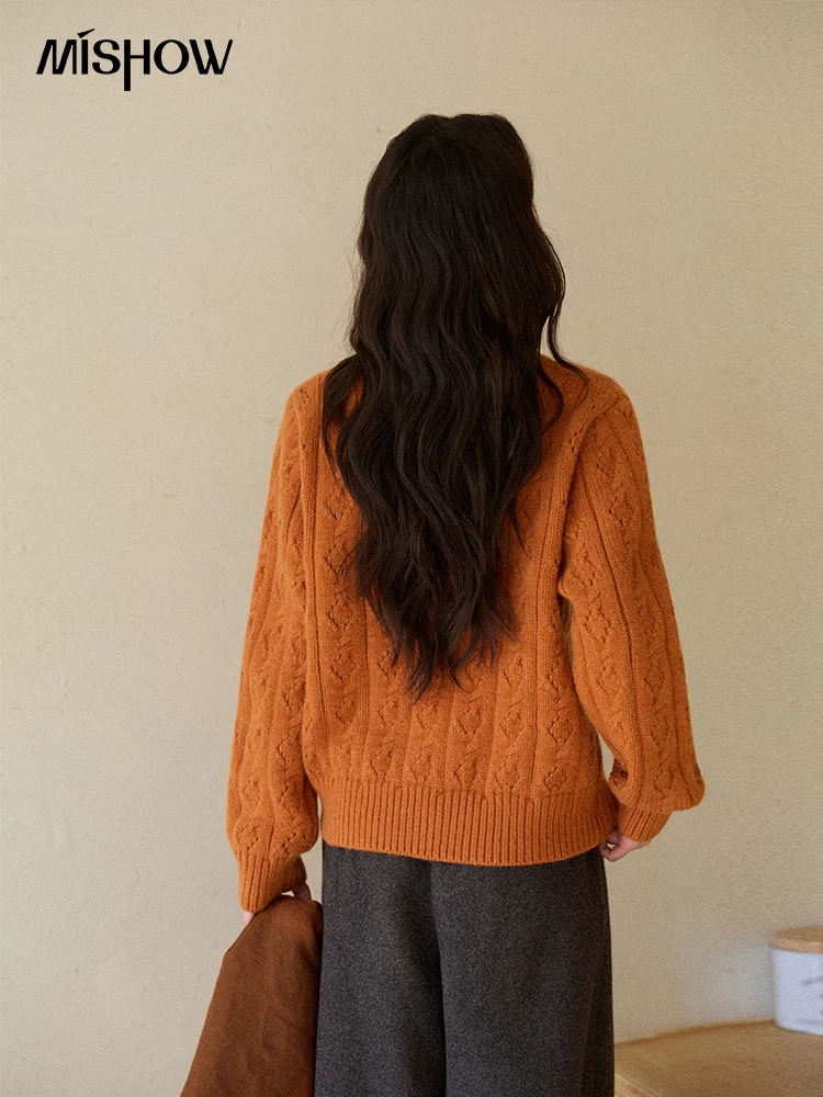 MISHOW Strickjacke Frau 2025, Wintermode, orangefarbene Zopfmuster-Strickjacke, Blumenstickerei, Retro-O-Ausschnitt, dickes Strickoberteil MXE86Z2737