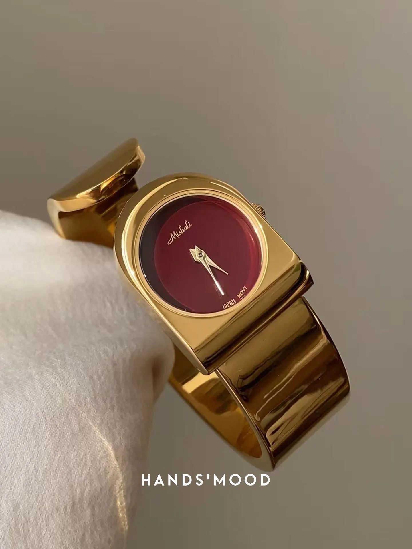 

Niche Designer Watch: Gold, High-End, Luxurious, and Stylish 2026 New Arrival: High-Quality, Fashionable Women's Quartz Watch
