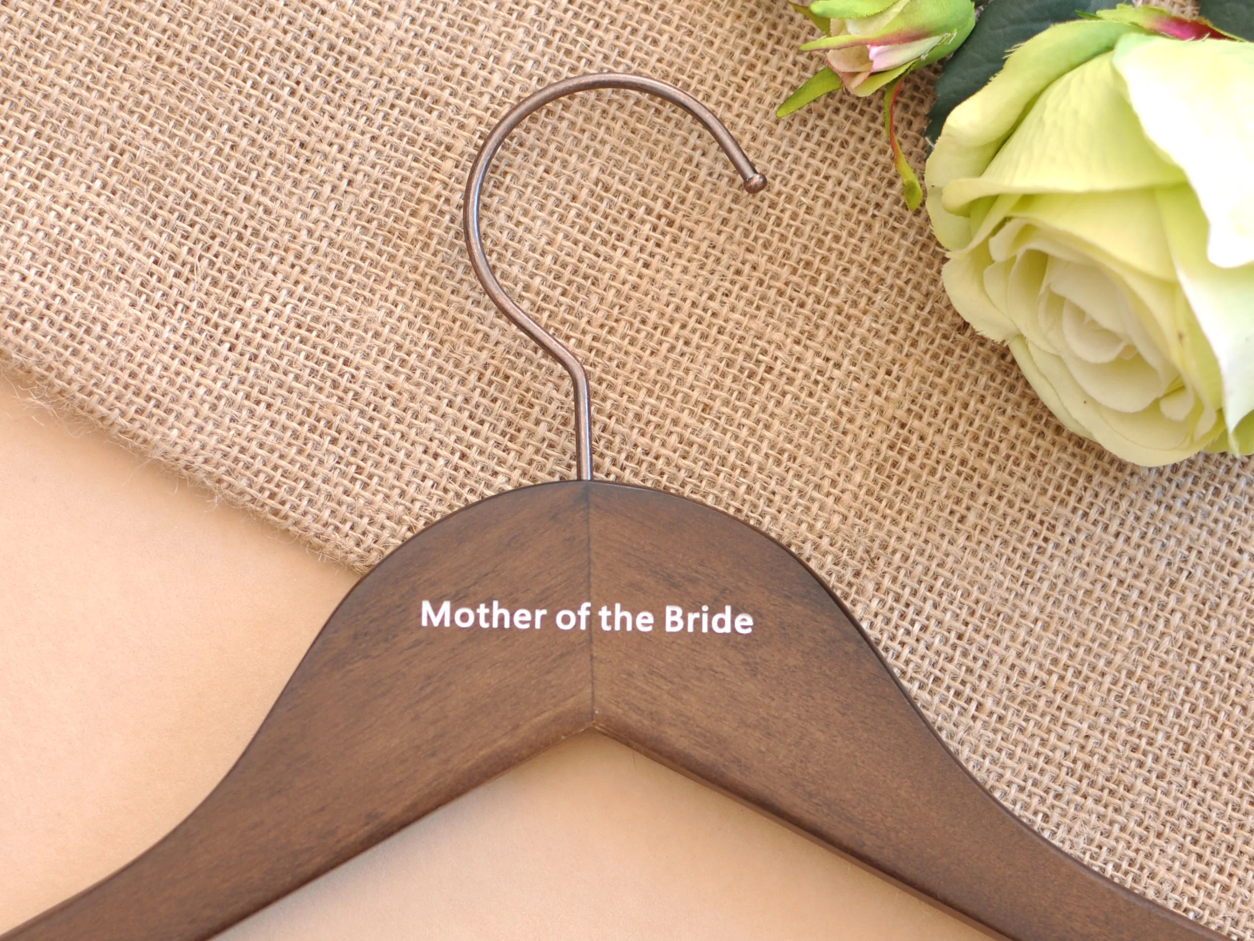 Appendiabiti da sposa appendiabiti da sposa nomi e data incisi, Mr & Mrs, regali da damigella d'onore abito da laurea anniversario