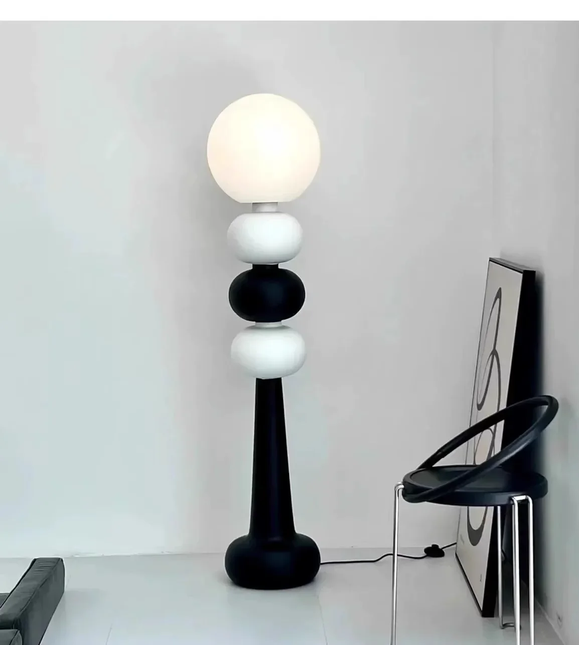 Retro living room  decoration, medieval exhibition hall  artistic sense, round ball vertical ornament can shine