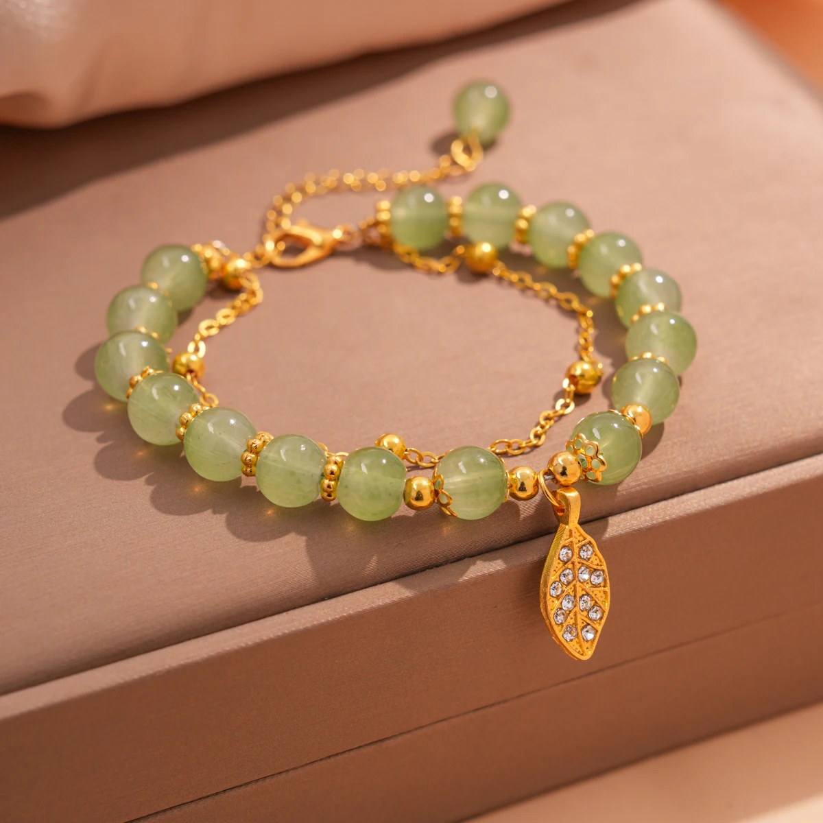 여성을위한 중국 스타일 녹색 옥 팔찌 절묘한 골드 컬러 잎 손목 스트랩 팔찌 더블 체인 팔찌 여자 선물