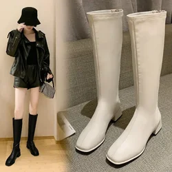 Comemore-Botas grossas de joelho cavaleiro de salto baixo para mulheres, peluche, branco, couro, bota longa, tamanho grande 43, elegante, outono, inverno, novo, 2023