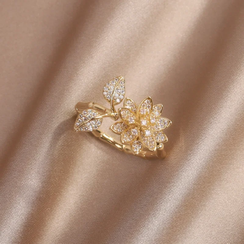 女性のための絶妙な葉の花のジルコニアリング、本物の金メッキリング、毎日のオープニング調整可能なジュエリー、ファッションデザイン、新しい