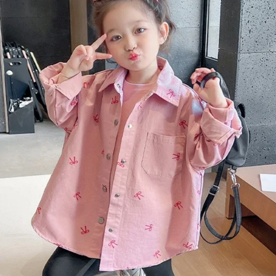 Casaco para Meninas 2025 Primavera e Outono Nova Roupas Infantis Casaco Camisa com Laço Estilo Estrangeiro Casual Simples e Diário