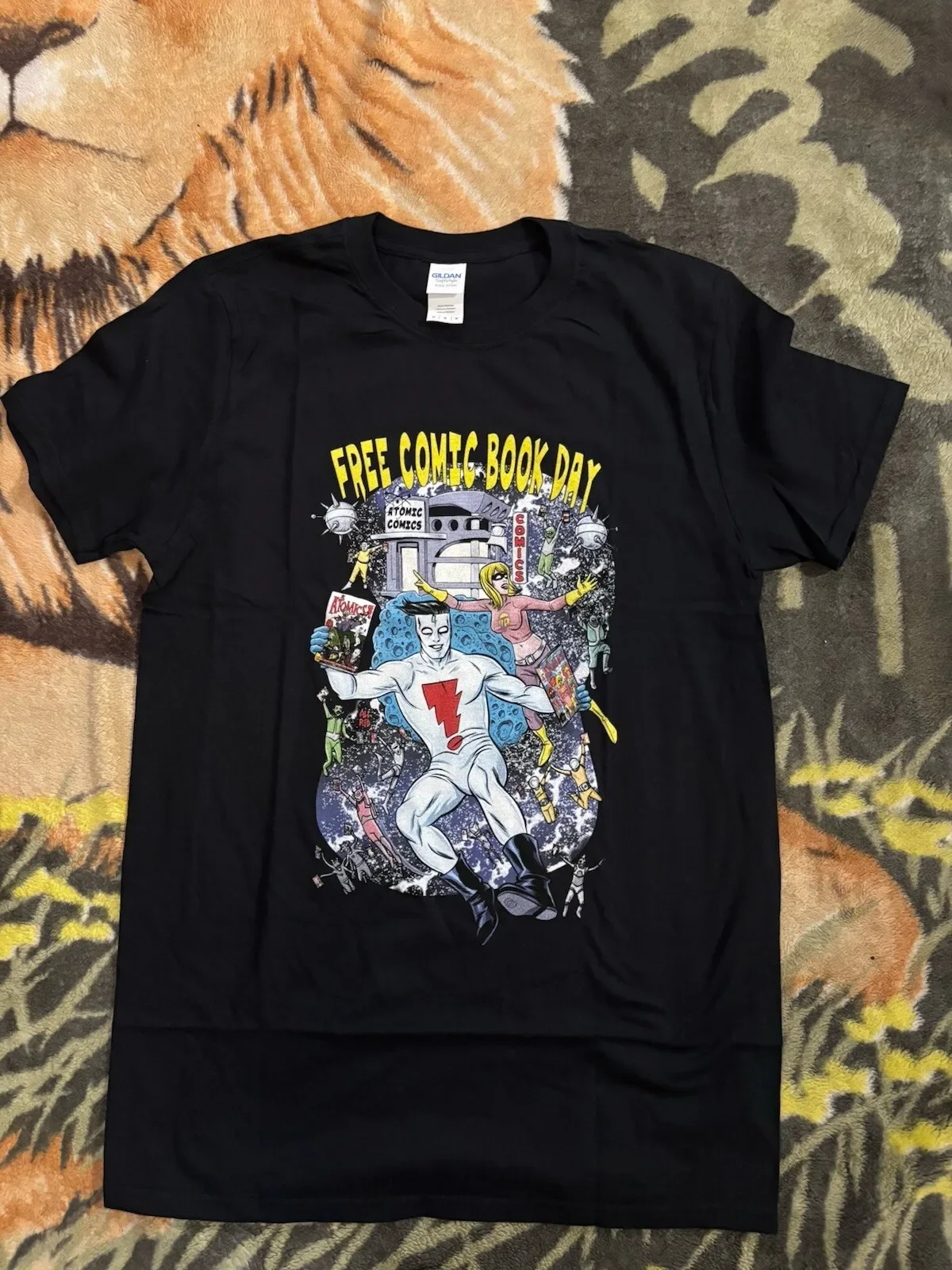 

Новая мужская футболка с бесплатным днем комиксов Sz Med Atomic Alfred NWOT Neat