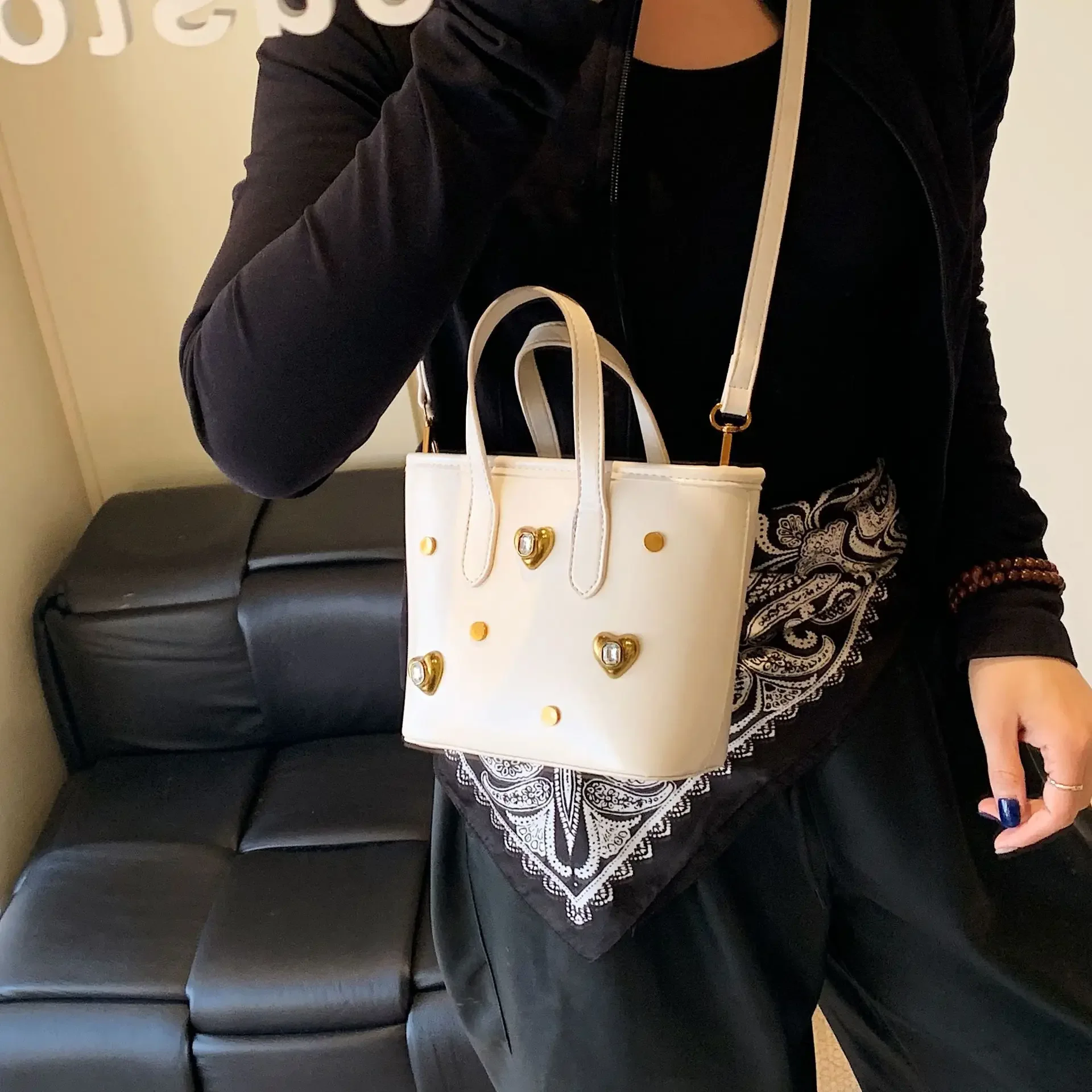 

Новинка весны 2025! Портативная сумка через плечо с высокой текстурой, нишевый дизайн, универсальная женская сумка на плечо, подмышки в стиле ретро