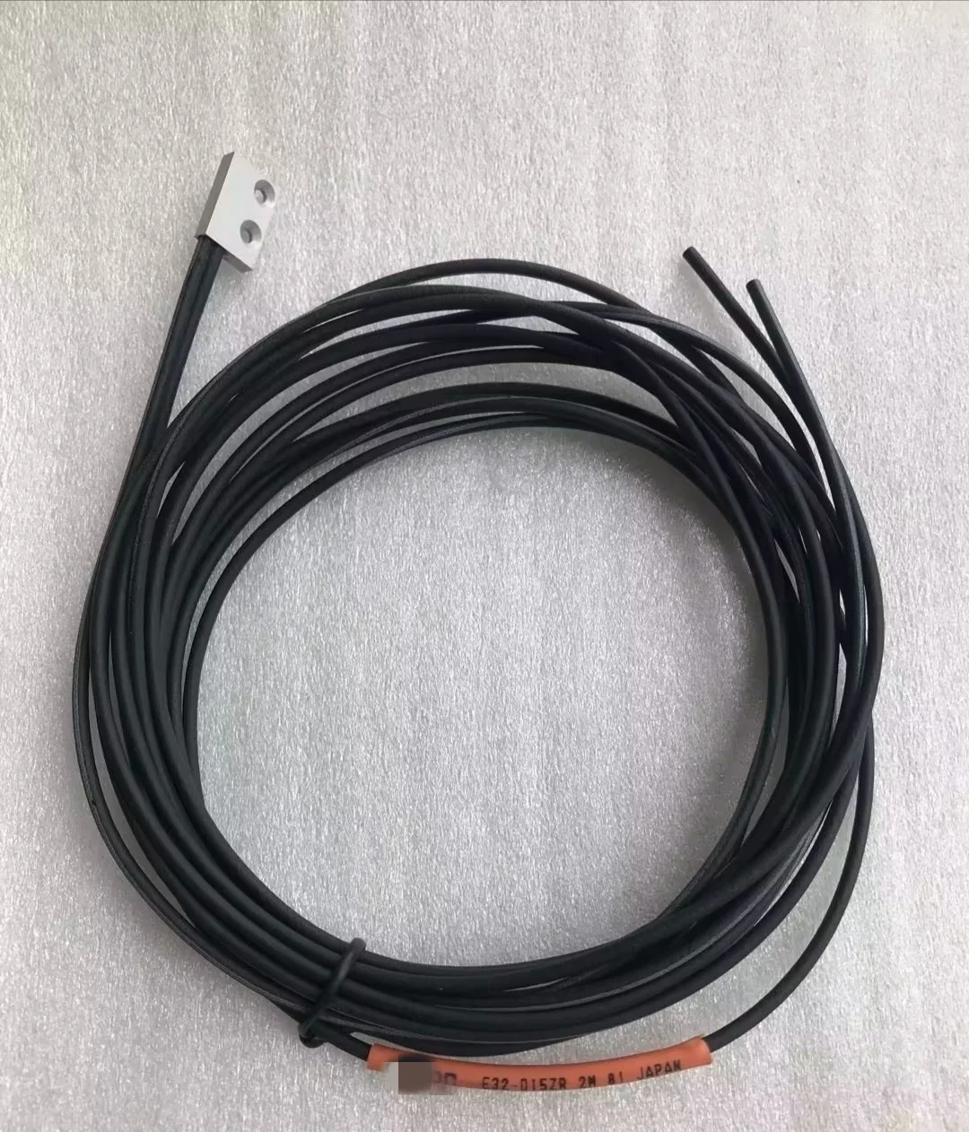 100% brand new original E32-D15Y, D15YR, D15X, D15XR, D15Z and E32-D15ZR optical fiber sensors