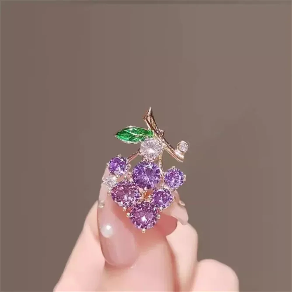 New Purple Green Crystal Zircon Grape Brooch for Women Cute Fruit Brooch Suit Coat Lapel Pin Badge Clothing Jewelry Accessories