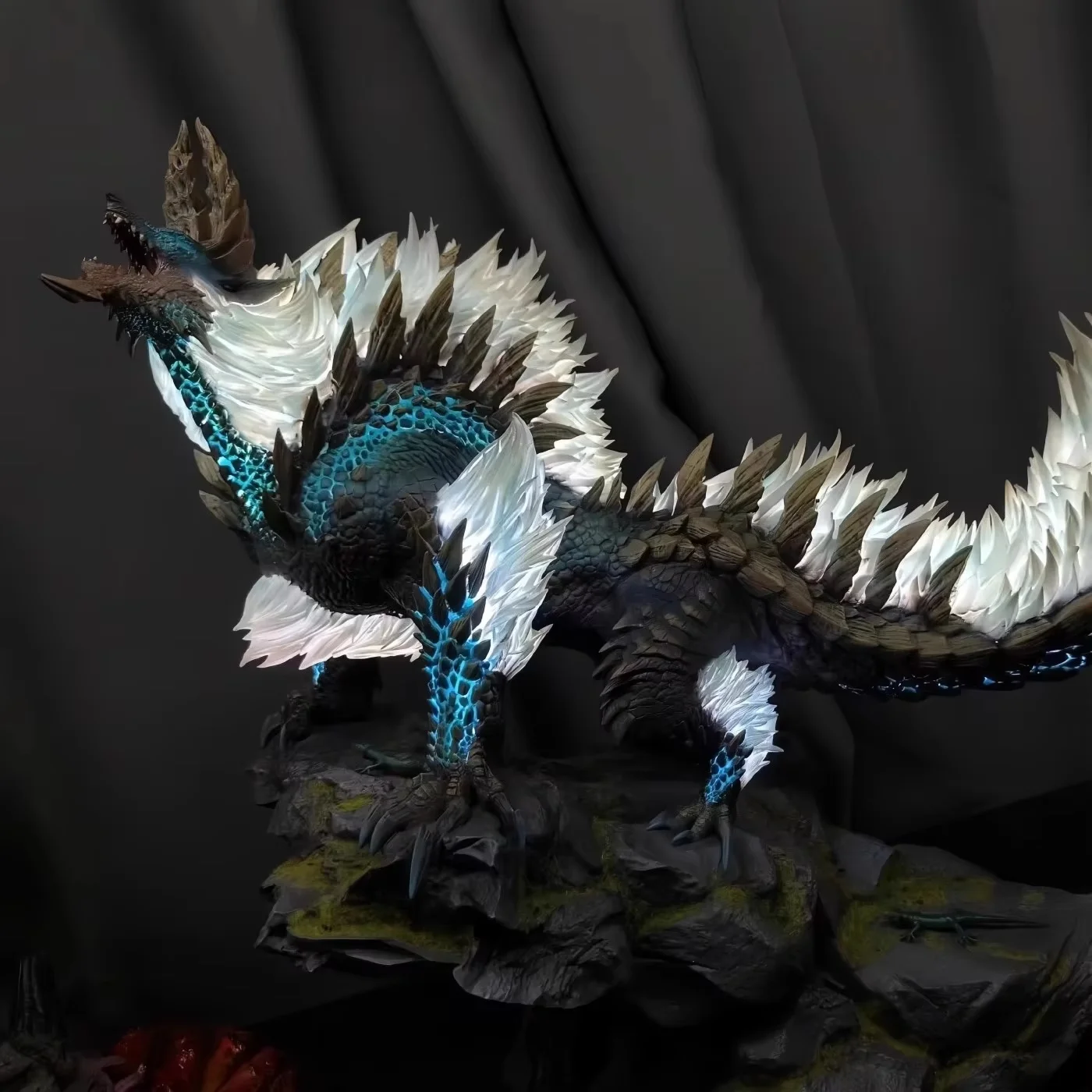 Monster Hunter Thunder Wolf Dragon Can Shine Anime Action Simulation Model Handmade Statue Indoor Decoration Festival Gift