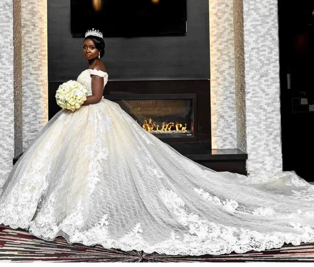 ชุดแต่งงานเจ้าสาวแบบสั่งทำพิเศษ ประดับลูกไม้หวานซึ้ง คอร์เซ็ทเปิดไหล่ ด้านหลังเป็นแบบ Robe De Mariée ไซส์พลัส