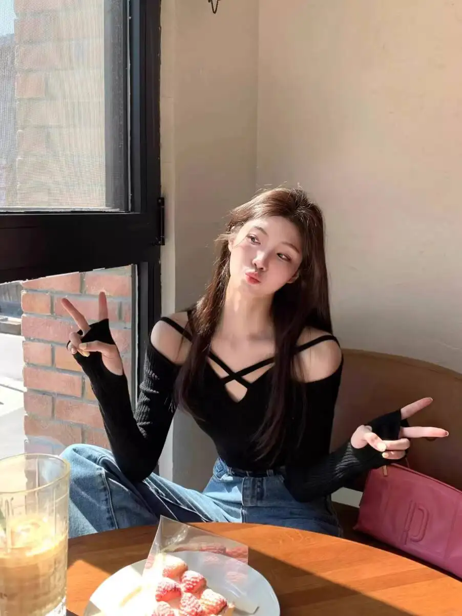 

2026 Spring Autumn Women's Hot Girl Off Shoulder Black Knit Top Slimming Cropped Base Top