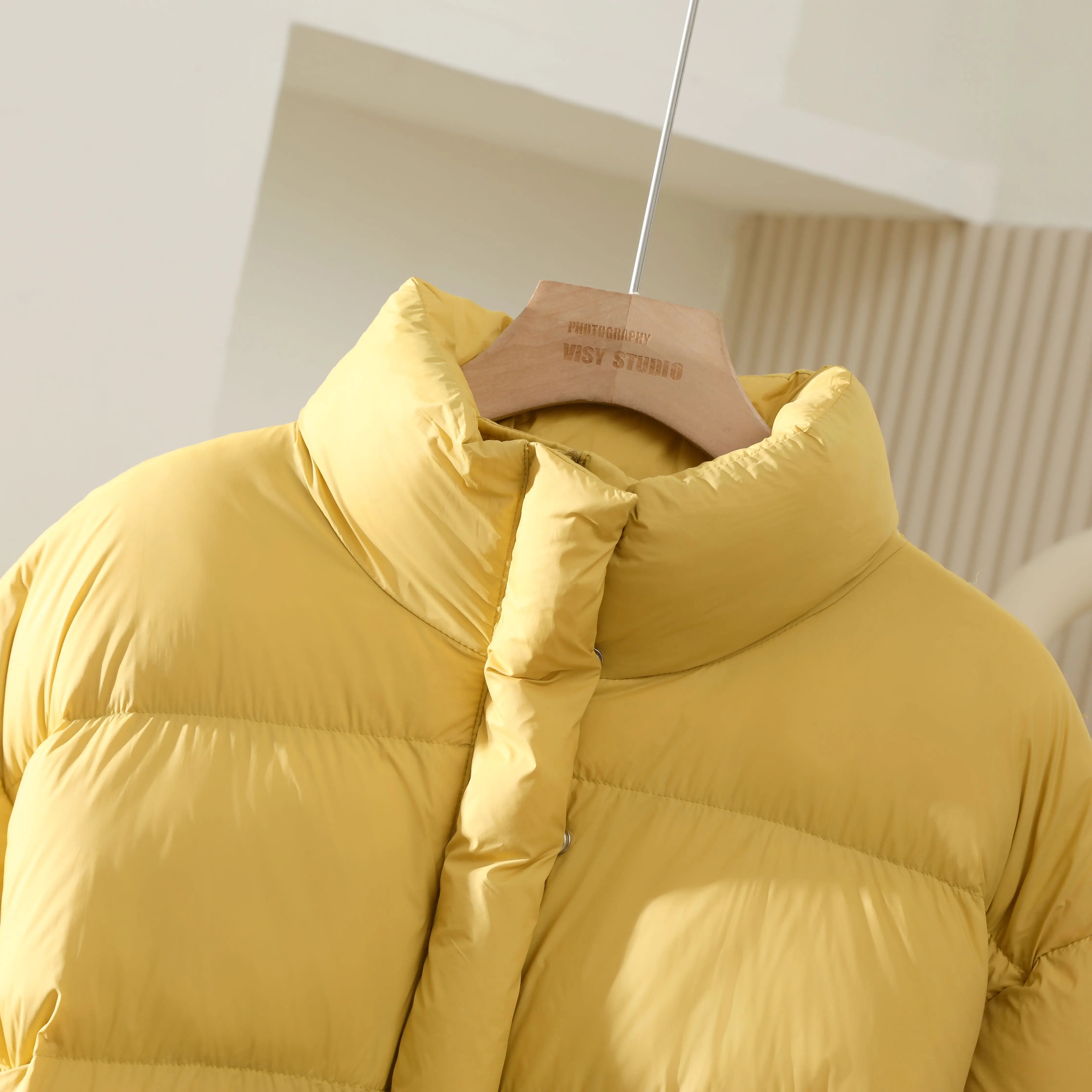 เสื้อแจ็คเก็ตดาวน์ผู้หญิงสีพื้นแบบหนา ดีไซน์เรียบง่าย รุ่นใหม่สำหรับฤดูหนาว ซิปนุ่ม สวมใส่สบาย ทรงหลวม คุณภาพสูง เหมาะสำหรับใส่ไปทำงาน