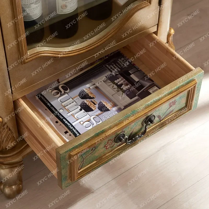 Armoire à vin en bois massif bleu foncé, simple contre le mur, salon familial, armoire en verre étroite, côté salle à manger, petit ménage