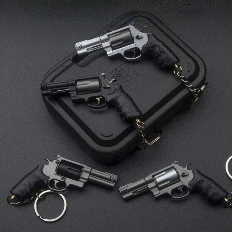 M500 mini revólver chaveiro armas modelo liga armas jogo periférico realista arma de brinquedo militar ao ar livre mochila pingente presente