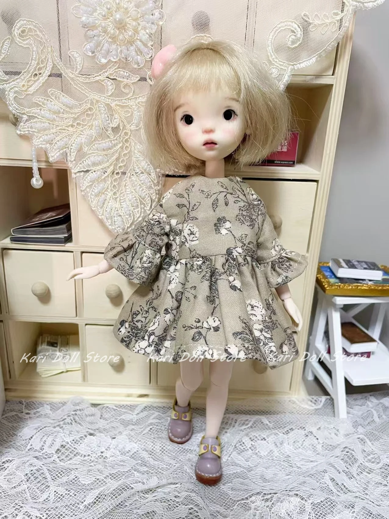 

Kari Doll Одежда и юбки Платье с расклешенными рукавами и цветочным принтом глубокого цвета хаки для куклы Landazz Landoudou
