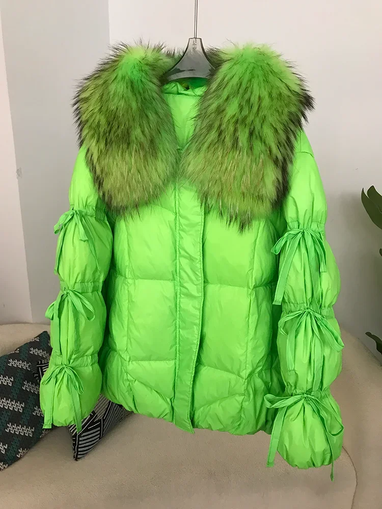 2025 الشتاء النساء بطة أسفل سترة معطف سوبر كبير ريال الراكون الفراء طوق مع ربطة القوس فيونكة كم موضة ملابس خارجية فاخرة
