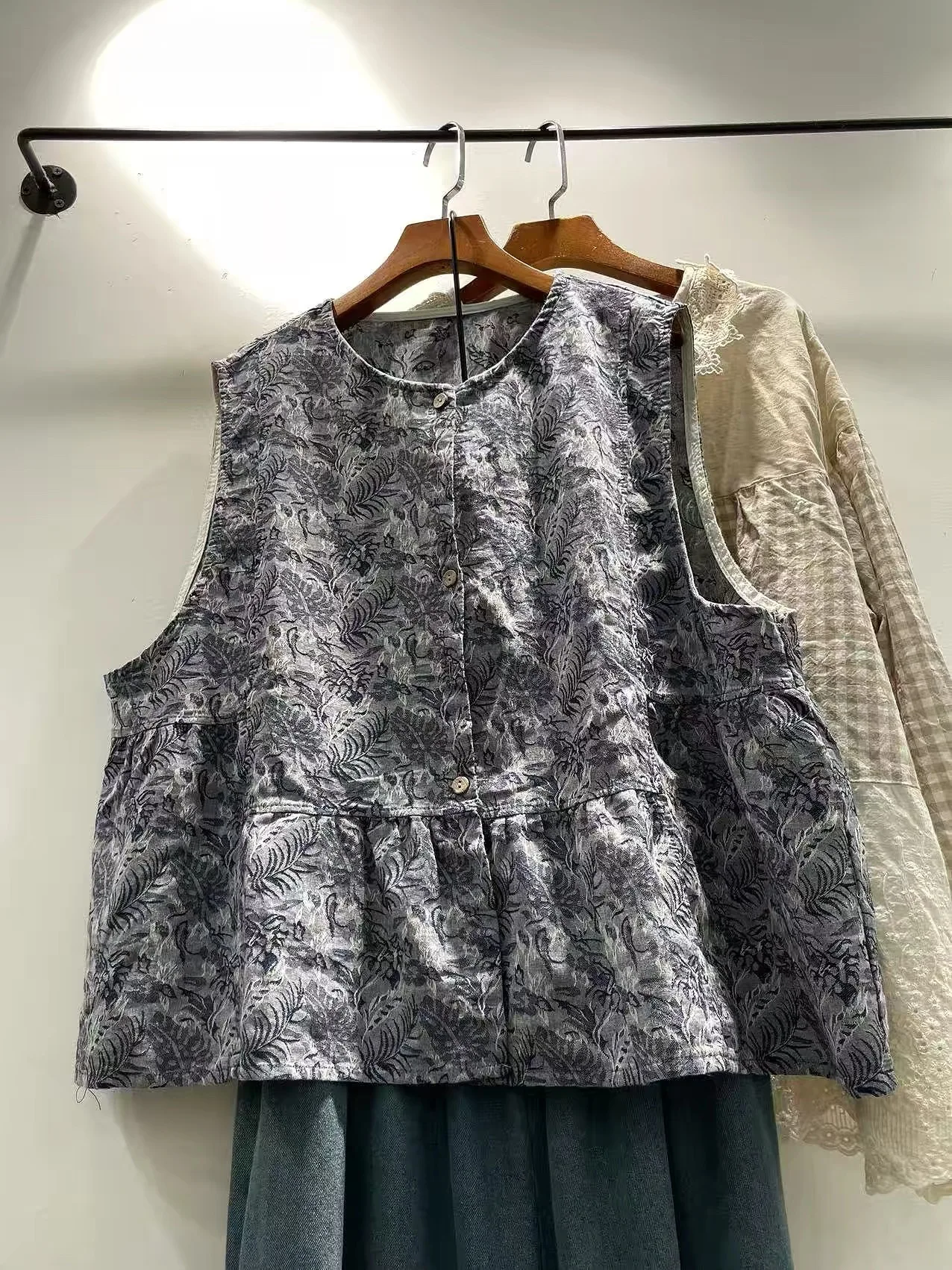 2027 Women Sleeveless Cotton Vest Mori Girl Autumn Vintage Floral Leaf Print Button Down Tank Top Loose Peplum Hem Waistcoat