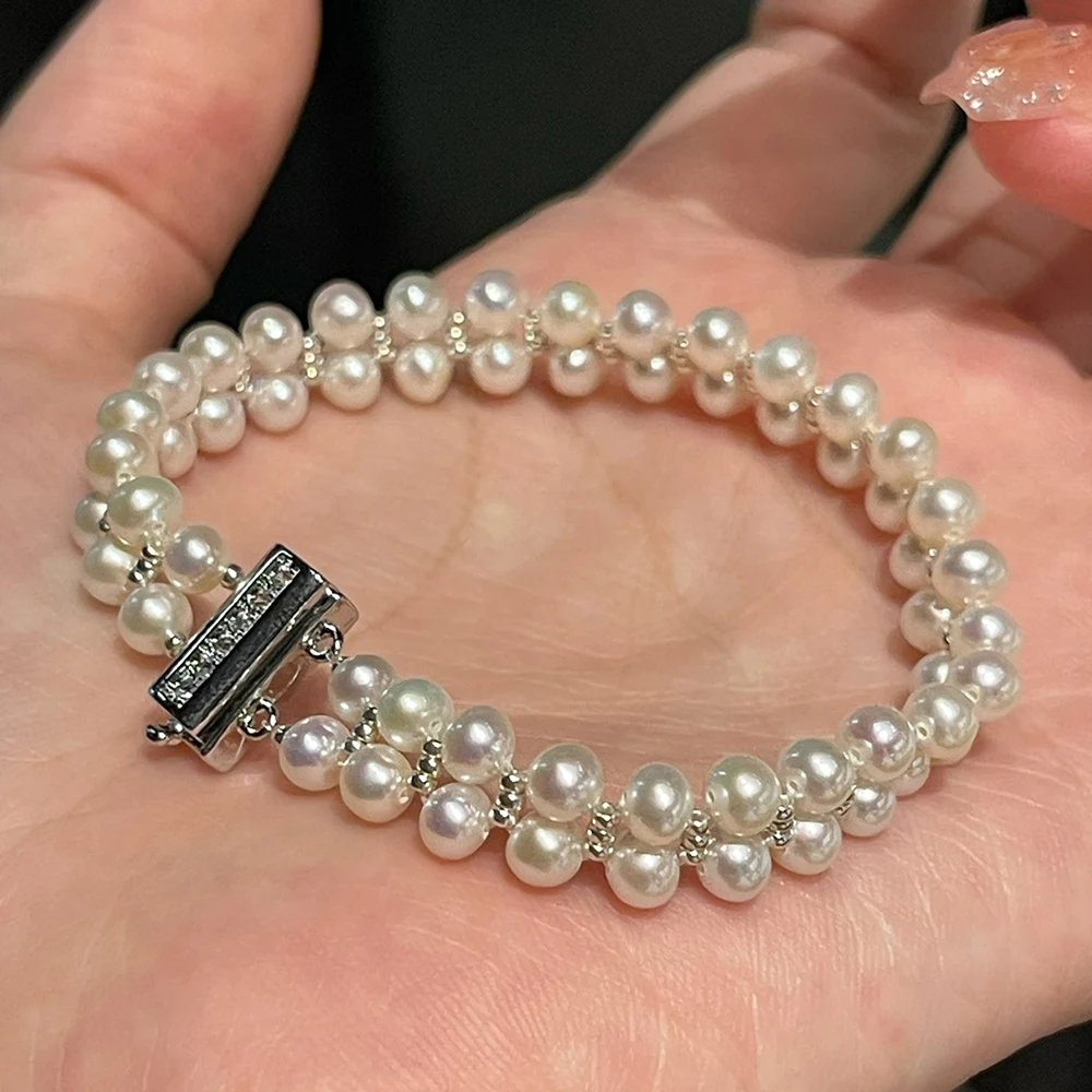 

Классический и универсальный двухслойный дизайн. Роскошный двухниточный браслет с жемчугом. Ручная работа с натуральным пресноводным жемчугом диаметром 4-5 мм.