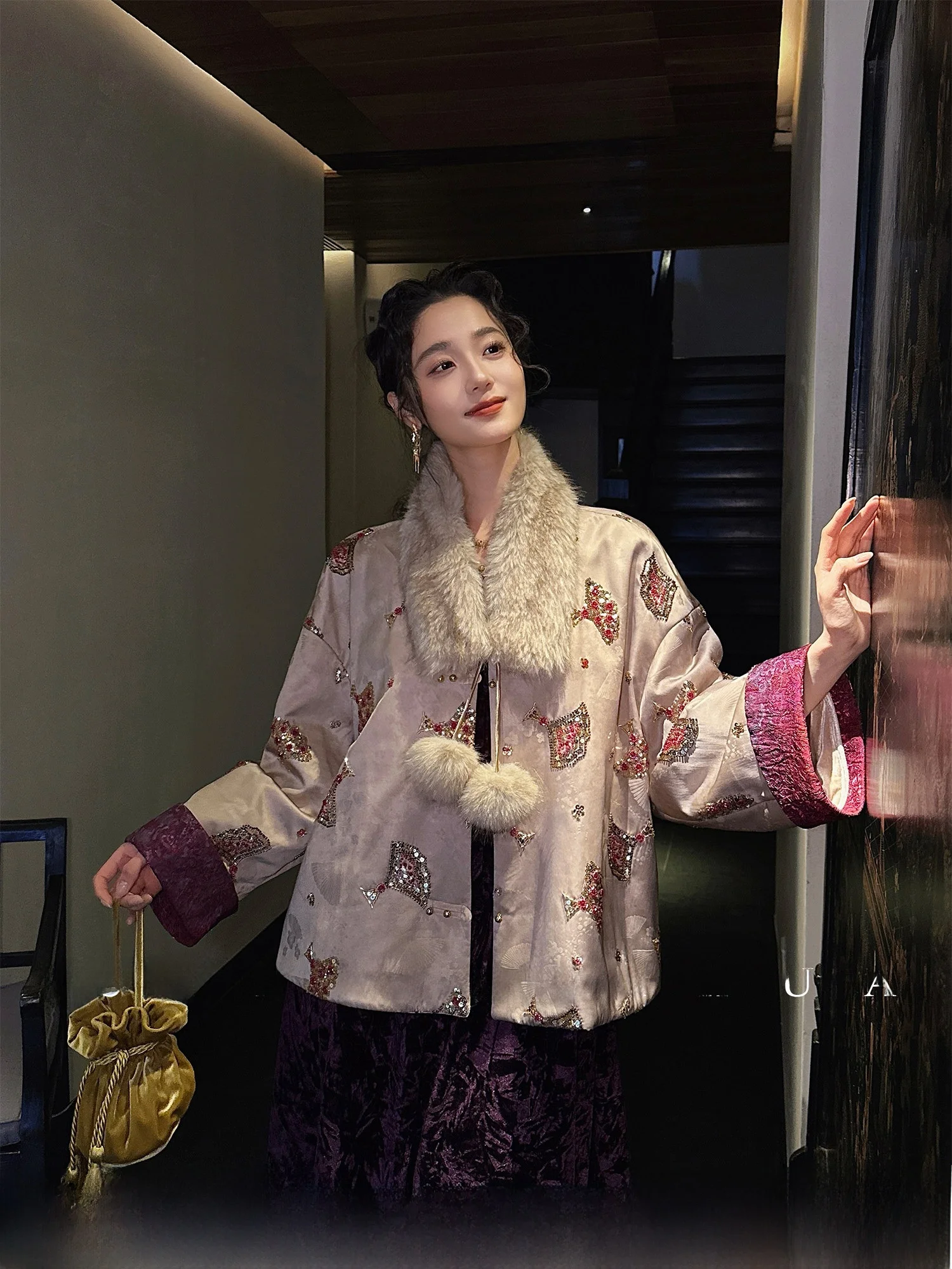 

Новая китайская вышитая куртка Sanji Bla Flower из шелка и хлопка с цветочным узором, женская зимняя модная верхняя одежда, трендовое пальто