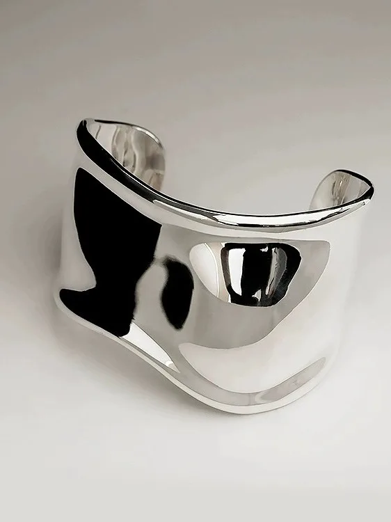 pulseira-elegante-prateada-com-borda-irregular-e-superficie-lisa-–-acessorio-feminino-moderno-com-design-inovador-nao-simila
