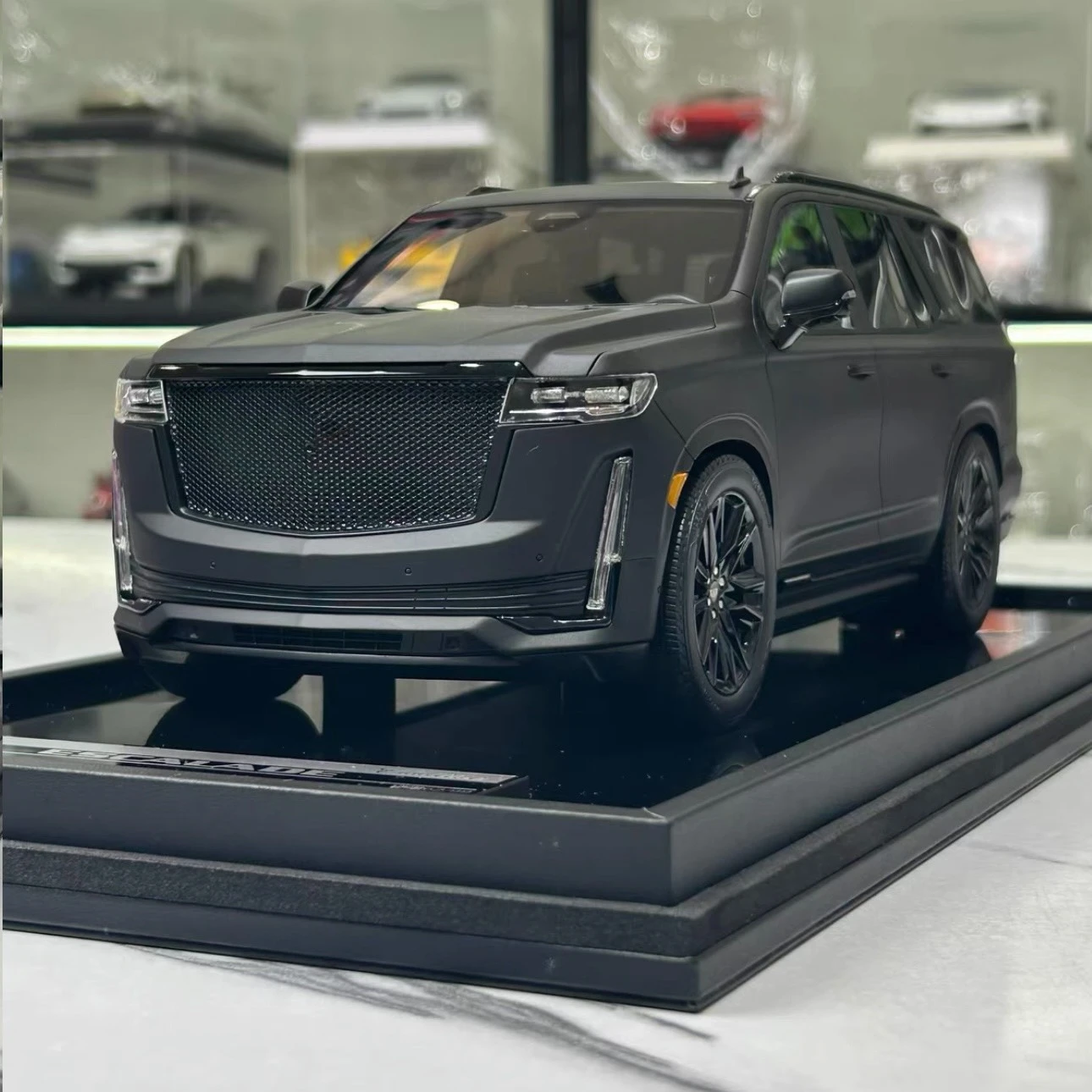 MH 1:18 Escalade600 Platinum SUV Simulation Limited Edition Resin Metal Static Car Model Toy Gift