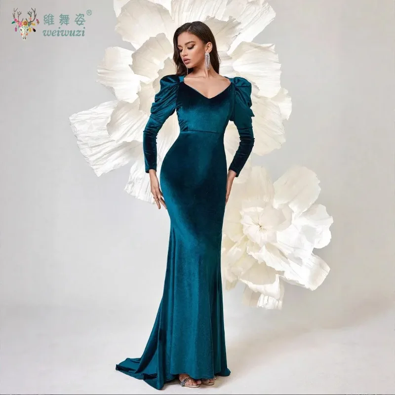 ชุดราตรีกำมะหยี่สีทองคอวีแขนยาวสำหรับฤดูใบไม้ร่วงและฤดูหนาว ช่วยกระชับเอวและให้ลุคเพรียวบาง เหมาะสำหรับงานเลี้ยง